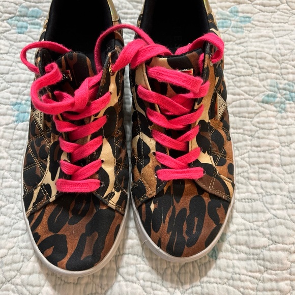 GUESS TENNIS WALKING SHOES SIZE 6 M GWSAVED Lace Up Animal Print - Picture 2 of 11